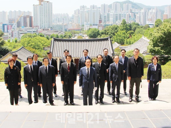 부산광역시 교육감 선거에 승리한 하윤수 당선인은 2일 충렬사 참배로 첫 일정을 시작했다.