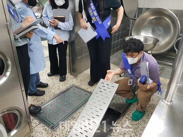 지난 2일 신곡중학교 산업안전보건 합동점검 모습./사진=부산교육청