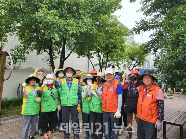 공단 부산지부도 괘내마을을 지원하기 위해 은퇴공무원 15명이 참여하여 체험농장으로 조성할 텃밭을 정비하는모습./사진=공무원연금공단