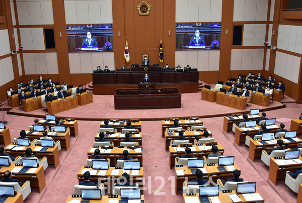 하윤수 부산광역시교육감이 5일 오후 2시 부산시의회 본회장에서 부산시의회 안성민 의장 및 박중묵·이대석 부의장, 박형준 부산시장, 시의원 등이 참여한 가운데 열린 ‘제9대 부산광역시의회 개원 기념식’에서 축사를 하고 있다.