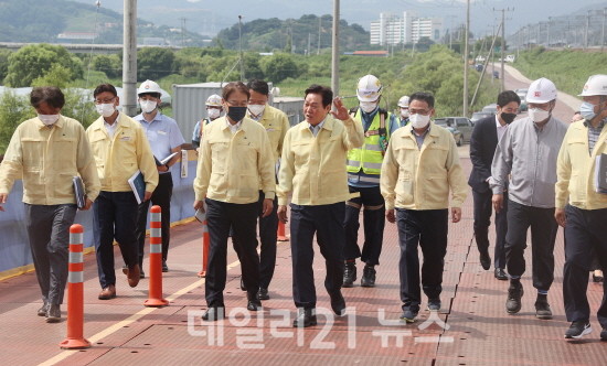 박완수 도지사가 국지도 60호선(김해시 한림-생림 구간) 건설 현장을 방문하여 작업 시간대 조정 여부 등 야외 노동자들에 대한 폭염 대응 체계를 살펴보고 있는 모습./사진=경남도