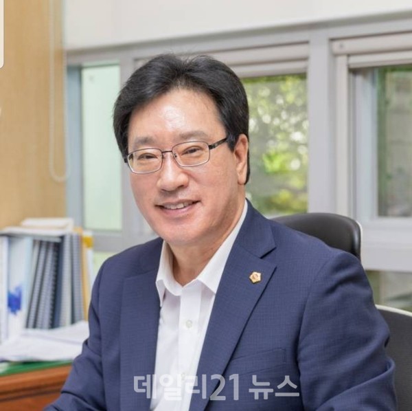 부산시의원 김광명 기획재경위원장./사진= 정다겸 기자