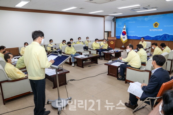 의장단과 각 상임위원장이 ‘확대의장단 회의’를 가지고 있는 모습./사진=대구시의회제공