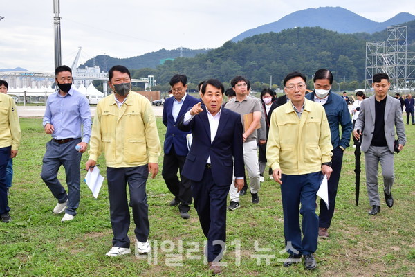  나동연 양산시장이 관계 공무원 및 전문가와 함께 양산종합운동장과 양산천 구름다리를 방문해 합동점검을 실시하고 있는 모습./제공=양산시