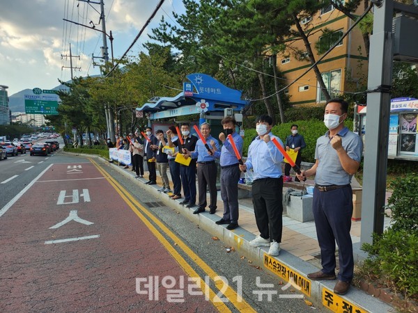 창원특례시가 시내버스 정류장 내 안전사고 예방을 위한 정차질서 및 이용 시민 안전사고 예방을 위한 정류장 질서 바로잡기 캠페인을 실시했다./제공=창원시