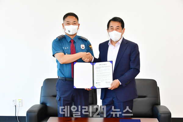 양산시와 양산경찰서가 양해각서(MOU) 체결식 후 기념촬영을 하고있는 모습./제공=양산시