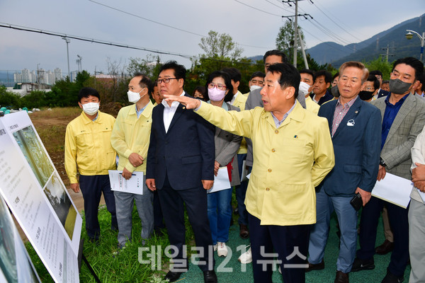 나동연 시장을 비롯한 도·시의원, 관리자공무원이 참여한 가운데 학생안전체험교육원 설립 대상부지 검토를 위해 현장점검을 실시했다./제공=양산시