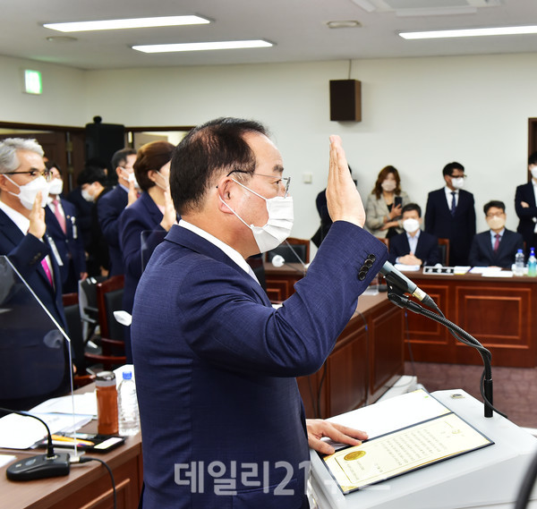 하윤수 부산광역시교육감이 12일 오후 2시 30분 부산대학교에서 열린 ‘교육위원회 국정감사’에서 이날 수감하는 부산·울산·경남교육청을 대표해 선서를 하고 있다./제공=부산교육청