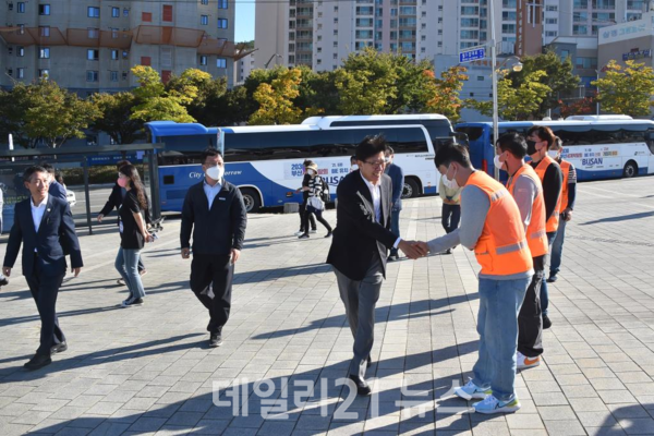 박형준 부산시장이 콘서트를 주최 관계자와 개최를 위해 준비 막바지까지 최선을 다해 지원 중인 시, 구, 유관기관 직원들을 직접 격려했다./사진=부산시제공