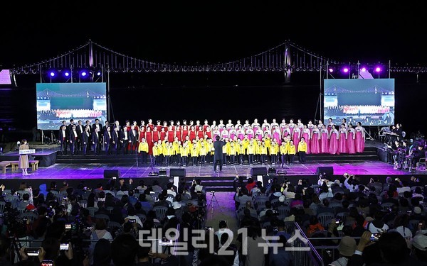 수영구는 전국에서 유일하게 전통어촌의 민속문화를 소재로 한 광안리어방축제가  10월 14일(금) 개막식과 함께 어방에서 어민들이 횃불을 밝히고 야간 고기잡이를 했던 모습을 재현한 진두어화를 시작으로 광안리 해변 일원에서 개최 했다./사진=부산수영구청제공