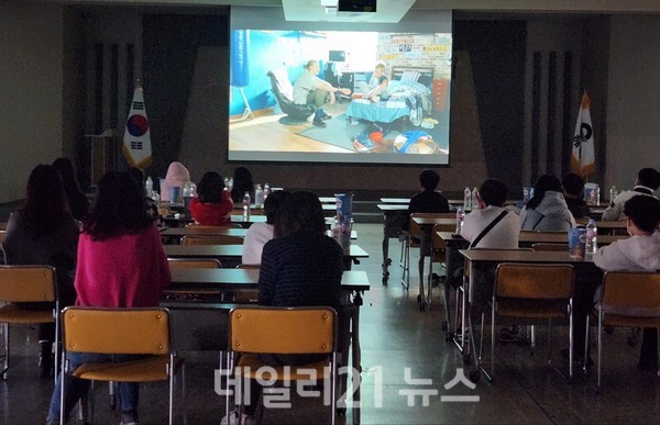 김해시가 아동을 대상으로 아동권리 영화 프로그램을 진행했다./사진=김해시 제공