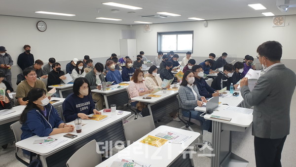 밀양시가 경남 스마트팜혁신밸리에서 스마트팜청년창업보육생들과 간담회를 가졌다./사진=밀양시 제공