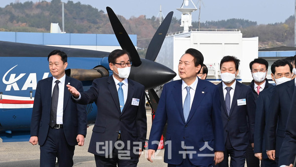 윤석열 대통령과 박완수 경상남도지사가 도내 방위산업체를 방문해 무기체계 및 공장 생산 공정을 둘러보고 있는 모습./사진=경남도 제공