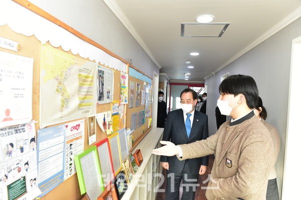 하윤수 교육감 장대현학교 방문 모습./사진=부산시교육청 제공