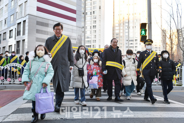 부산시는 19일 부산진구 양동초등학교에서 「부산형 대통합 통학환경 안전망 구축을 위한 업무협약」을 체결했다./사진=부산시 제공