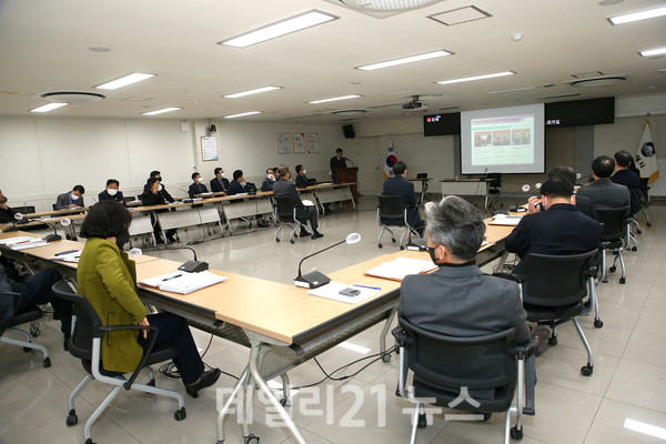 김해시가 미국 출장 이후 첫 간부회의가 열린 지난 20일 출장 결과 보고회를 가졌다./사진=김해시 제공