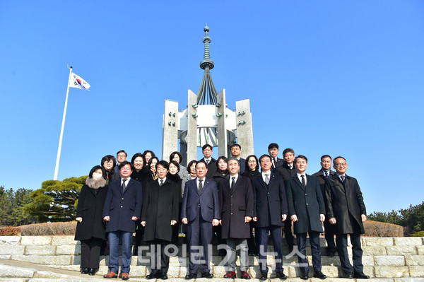 하윤수 부산광역시교육감이 2023년 계묘년 새해를 맞아 1월 1일 오전 11시 교육청 간부 공무원들과 함께 중구 충혼탑을 방문, 헌화와 분향을 하며 부산시민의 안녕과 부산교육의 발전을 기원하고 있다./사진=부산교육청 제공