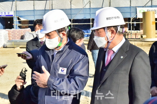 원희룡 국토교통부장관과 하윤수 교육감이 명문초등학교 공사현장에서 만나 진행 상황을 점검하고 있는 모습./사진=부산교육청 제공