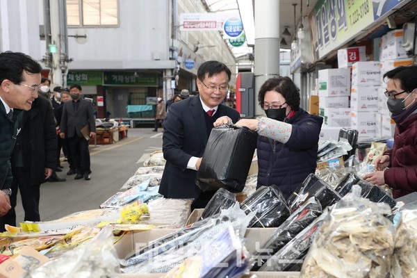 홍남표 창원특례시장은 설 명절을 앞둔 12일 사회복지시설과 전통시장을 방문해 시설종사자 및 상인들을 만나 새해 인사를 주고받으며 소통행정을 펼쳤다./사진=창원시 제공