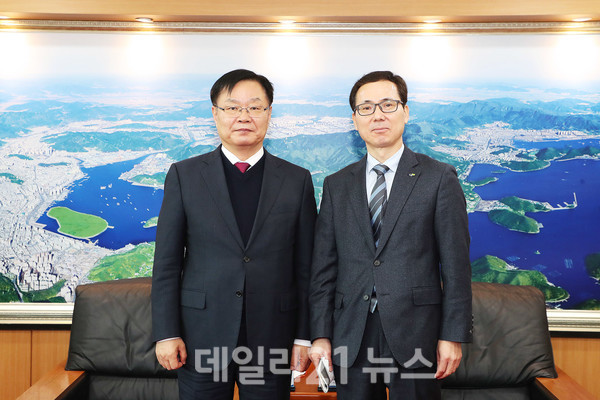 홍남표 창원시장이 LH 경남지역본부 정성시 신임 본부장을 접견했다./사진=창원시 제공