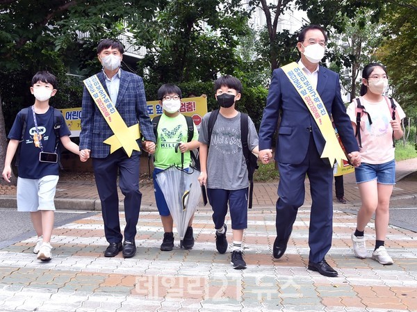 하윤수 교육감이 ‘안심 알리미 및 통학버스 위치추적 서비스’를 지원한다./사진=부산교육청 제공