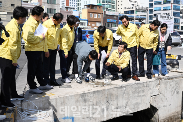 남항 일대 현장방문 모습./사진=부산시의회 제공