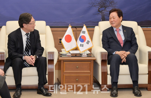 박완수 경상남도지사(오른쪽)가 오스카 츠요시 주부산일본총영사(왼쪽)와 환담을 가졌다./사진=경남도 제공