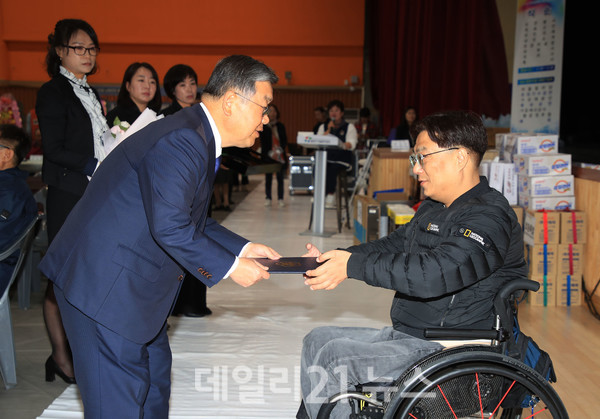 박일호 밀양시장이 제21회 지체장애인 한마음 단합대회에서 장애인복지 증진 유공자에게 표창을 수여하고 있다./사진=밀양시 제공