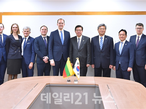 박형준 부산시장이 국제의전실에서 마리우스 스쿠오디스 리투아니아 교통통신부 장관을 비롯한 사절단과 기면촬영을 하고있다./사진=부산시 제공