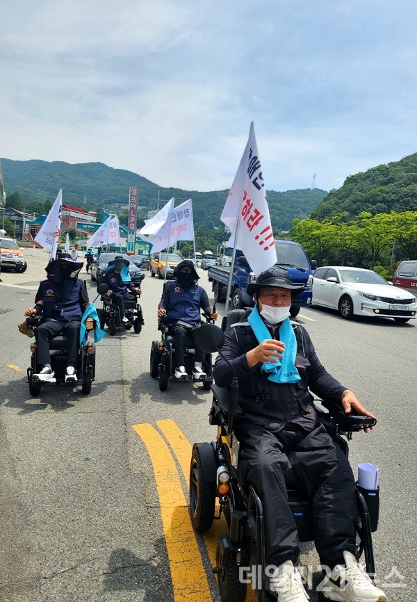 7일 한국장애인노동조합총연맹 기초생활수급장애인들이 기초생활보장법 개정을 촉구하는 전동휠체어 국토종단 행진에 나섰다.(사진=데일리21)