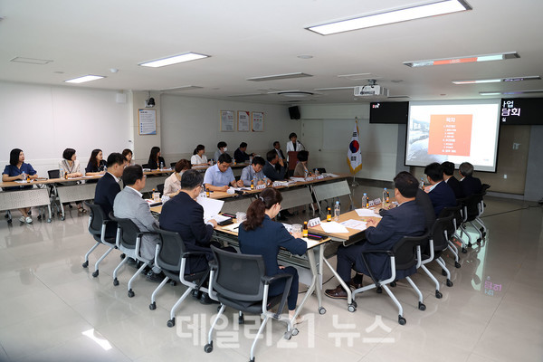 이기일 보건복지부 제1차관이 지난 7일 김해시청을 방문해 노인 의료-돌봄 통합지원 시범사업 추진상황을 점검하고 있는 모습./사진=김해시 제공