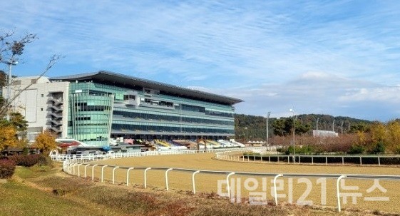 지난 18일 녹산동행정복지센터에서 거동이 불편한 경마장 인근 마을 노인들에게 1500만원 상당의 효자발(보행보조기) 60대를 전달했다.(사진=렛츠런파크부산경남 전경(데일리21DB)