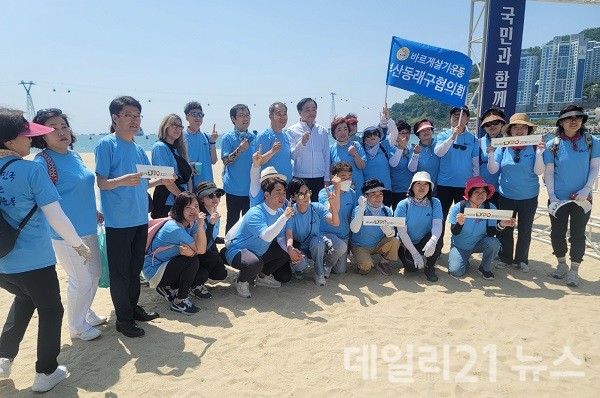 바르게살기운동협의회 회원들이 임준택 회장과 함께 기념촬영을 하고 있다.(사진제공=바르게살기운동협의회)