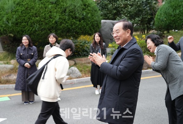 하윤수 교육감이 경남공업고등학교를 방문해 수험생들을 격려하고 있는 모습./사진=부산교육청제공