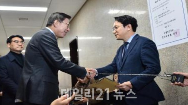 박형준 부산시장이 산업은행 부산이전 촉구 및 국비 관련하여 국회에 방문해 주요인사를 만나고 있다./사진=부산시제공