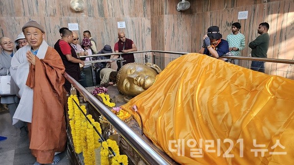 쿠시나가르 열반사(열반당)에 모셔진 열반상 앞에서 합장하고 있는 동진 스님.