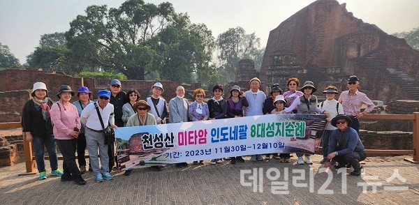 미타암 주지 동진 스님과 한국기자연합회 진승백 회장, 불자들이 성지순례에 앞서 기념촬영을 하고 있다.