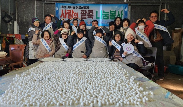 부산 작은나눔 16구군봉사회가 직접 팥죽을 만들고 있다 (사진제공=부산 16개 구군 작은나눔봉사회)