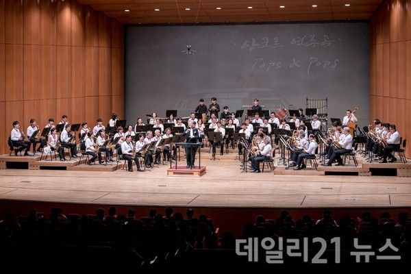 지난달 30일 김해서부문화센터에서 열린 Good bye 2023 송년음악회 '인생은 아름다워' 공연 사진