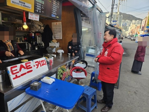 국민의힘 부산 동래에 출마한 송긍복 국회의원 예비후보가 지역주민들의 '애로청취 릴레이 민생소통' 행보를 이어가고 있다.(사진제공=송긍복 예비후보 사무소)