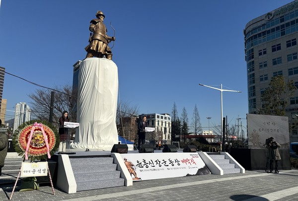 부산 동구는 임진왜란 당시 부산을 지키기 위해 목숨을 바친 윤흥신 장군 동상을 재건립해 26일 제막식을  개최하고 김진홍 동구청장이 축사를 전하고 있다.[사진=이가현 기자]