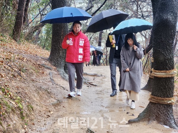 장예찬 국민의힘 예비후보가 부산 수영구 초등학교 통학로를 직접 점검하고 있다.[사진=장예찬 후보 캠프제공]