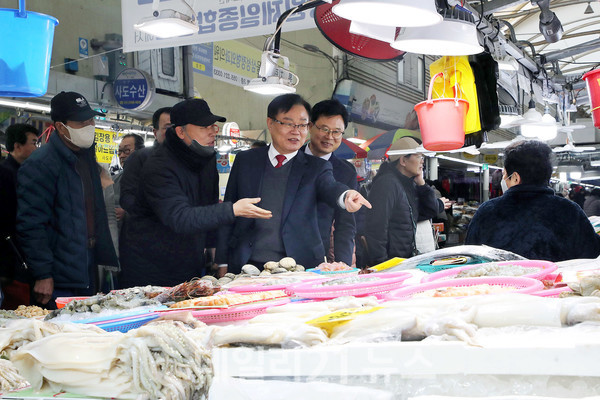 홍남표 시장이 마산어시장 상인들과 담소를 나누고 있다./창원시 제공