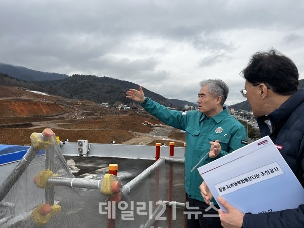 조명래 제2부시장이 자족형복합행정타운 사업 현장 점검을 하고 있다./창원시 제공