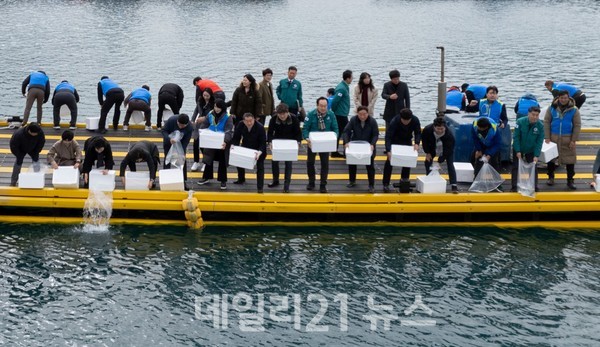 경상남도가 수산자원 조성‧회복과 어업인 소득증대를 위해 수산자원 조성사업으로 수산종자를 방류하고 있다.[사진=경남도청 제공]