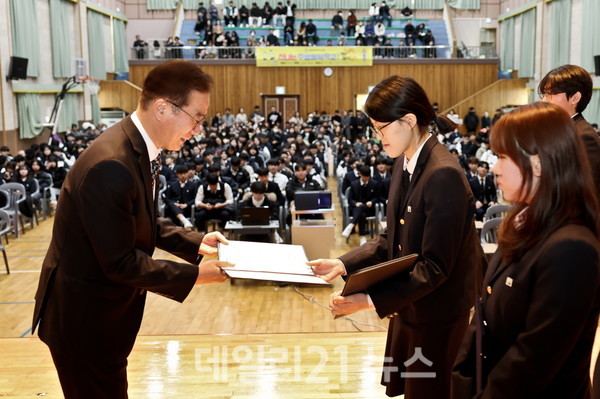 한국수력원자력 고리원자력본부(본부장 이광훈, 사진 왼쪽)는 기장군 장안읍과 일광읍에 소재한 10개 초‧중‧고등학교에서 졸업생 57명을 선발해 장학금 2310만원을 지원했다.[사진=한국수력원자력 제공]