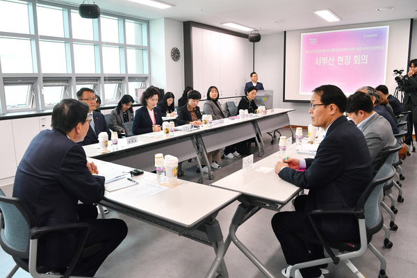 박형준 시장이 강서구 육아종합지원센터에서 '제14차 서부산 현장회의'를 열어 '아이 키우기 좋은 서부산' 조성을 위한 분야별 정책을 면밀히 점검하고 있다.[사진=부산시 제공]