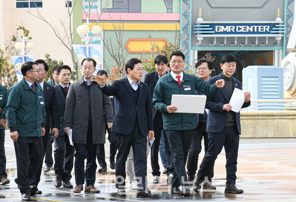 박완수 경상남도지사가 15일, 임시휴장 중인 로봇랜드 테마파크를 찾아 4월 5일 재개장을 위한 준비상황을 보고받고 현장을 점검을 하고 있다.[사진=경남도 제공]