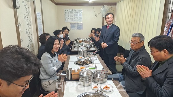 홍남표 시장이 시청사 청소 근로자들을 격려하고 있다./사진=창원시 제공