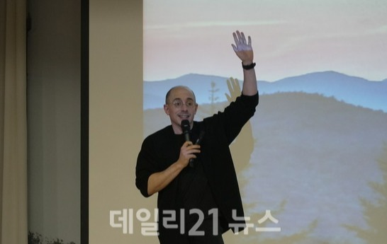 21일 부산시교육청 대강당에서 방송인 타일러 라쉬가 ‘기후 위기-내 삶, 내 사람의 위기’를 주제로 기후 위기를 극복하기 위한 실천 방안에 대해 강의하고 있다.[사진=부산시교육청 제공]